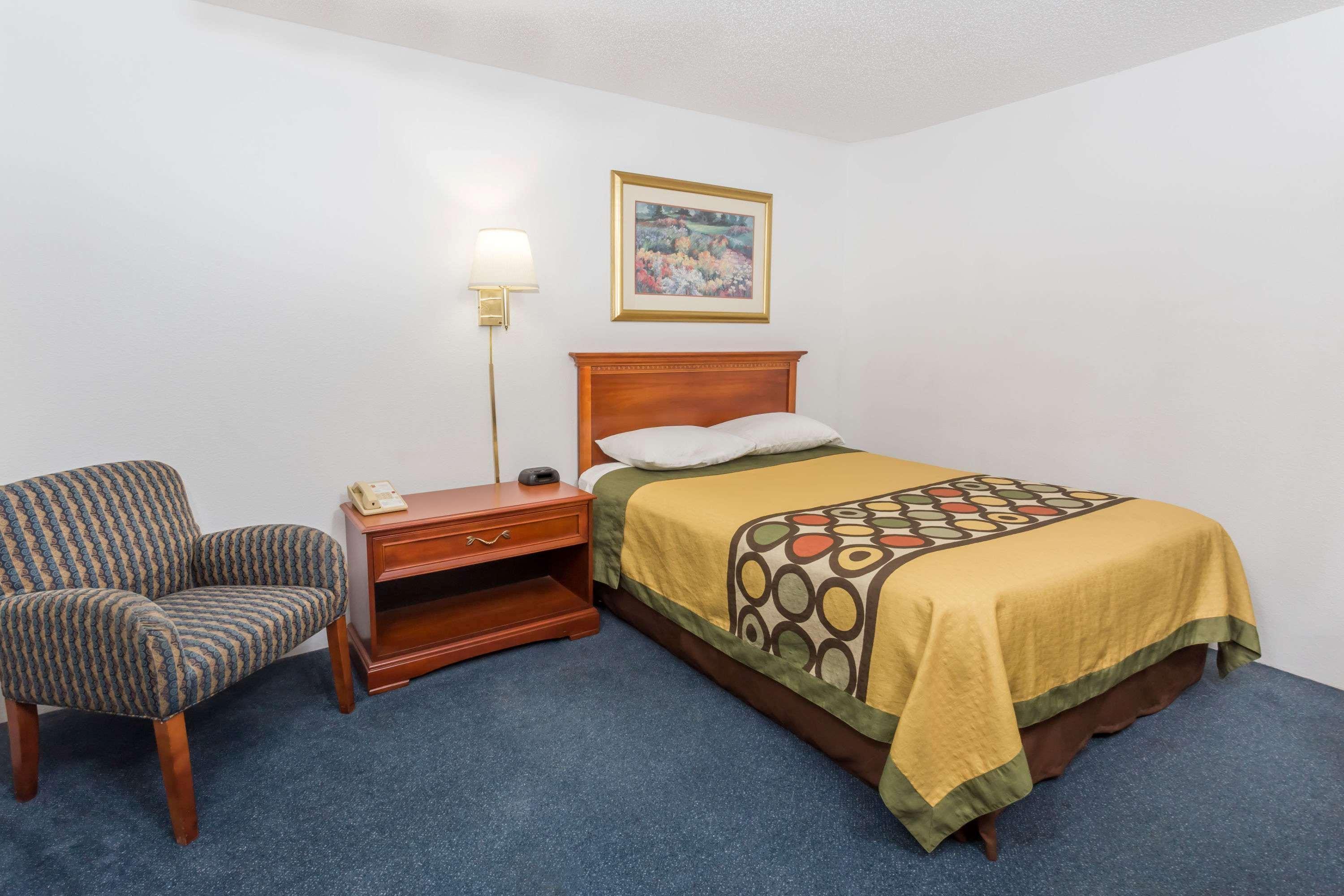 Super 8 By Wyndham Pontiac Exterior foto