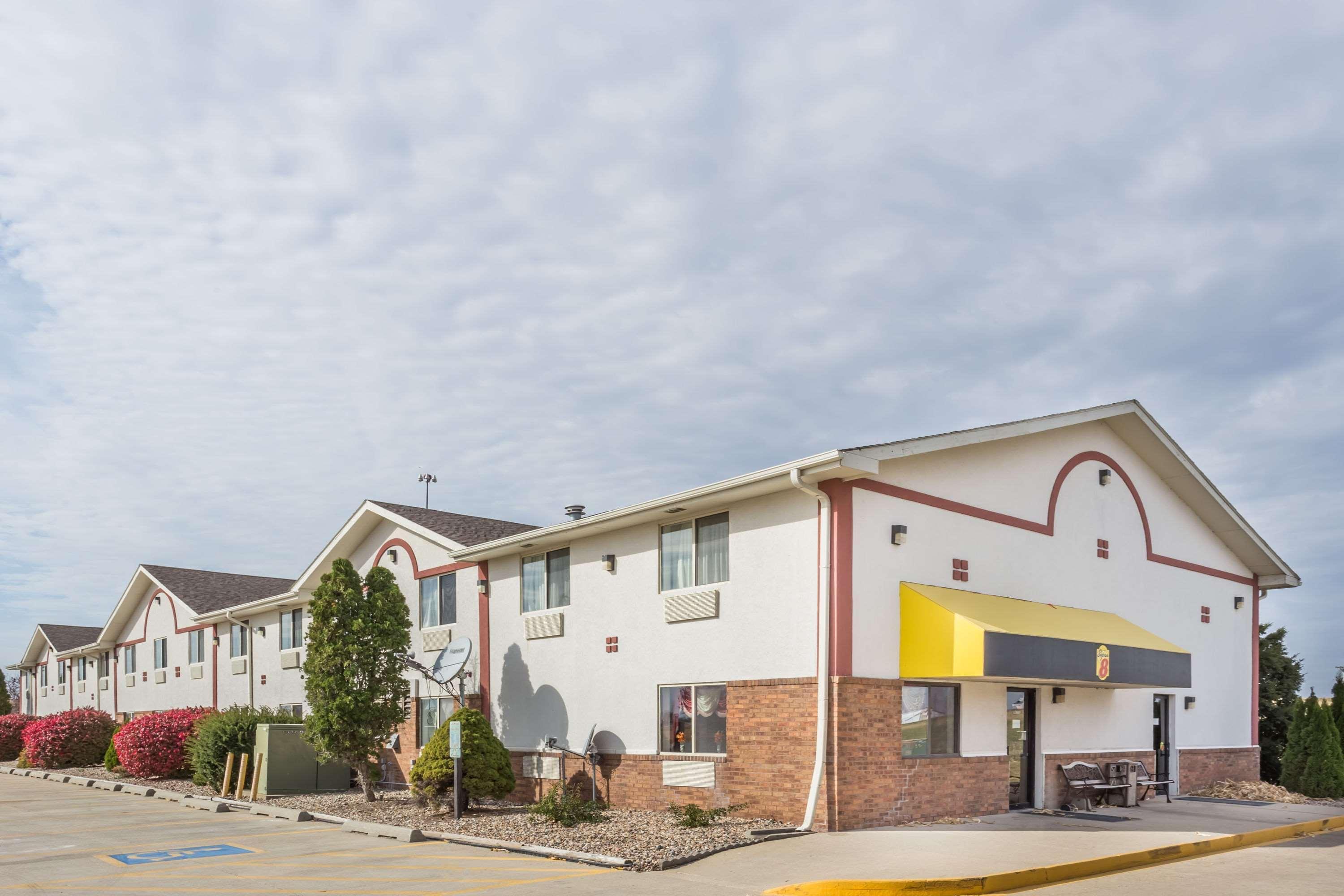 Super 8 By Wyndham Pontiac Exterior foto